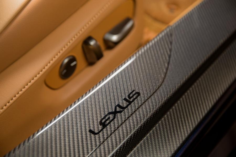 Детали интерьера Lexus LC500h 2017 года  (AU) (фото 4 из 22)
